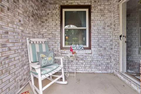 Exterior - 103 Mountain View Dr, Berea, KY 40403 photo 3 of 10