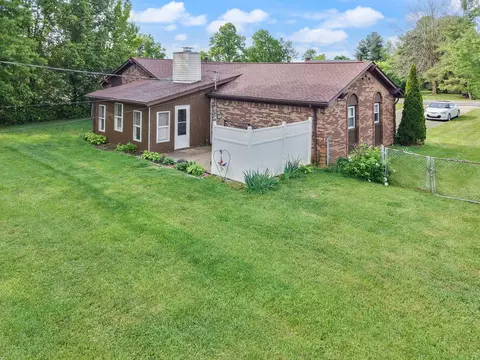 Exterior - 103 Mountain View Dr, Berea, KY 40403 photo 6 of 10