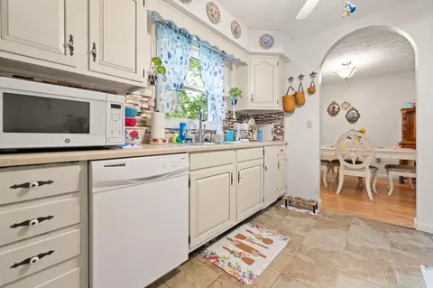 Kitchen - 103 Mountain View Dr, Berea, KY 40403 photo 4 of 4