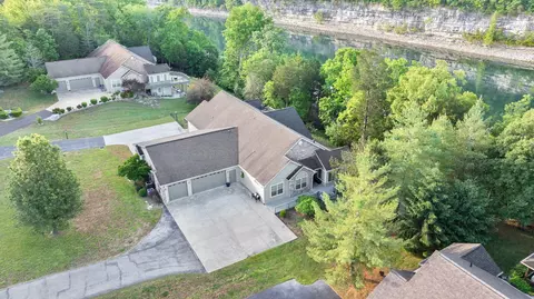 512 W Canterbury Dr, Bronston, KY 42518