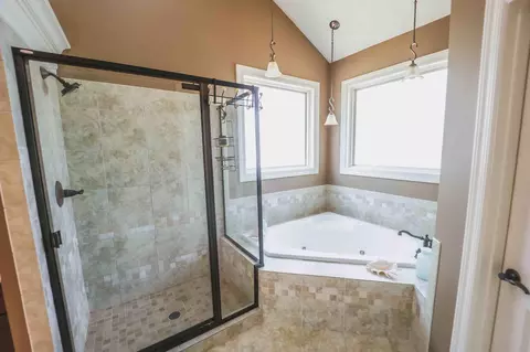 Bath - 450 White Oak Dr, Nancy, KY 42544 photo 3 of 6