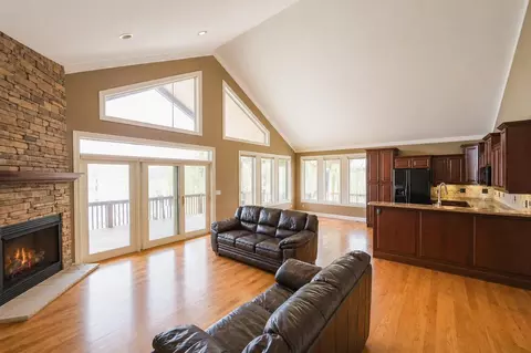 Living - 450 White Oak Dr, Nancy, KY 42544 photo 2 of 4