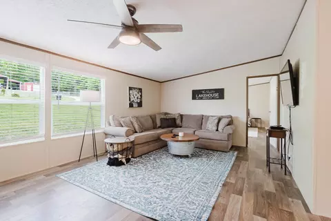 Living - 584 Casey Rd, Corbin, KY 40701 photo 2 of 2