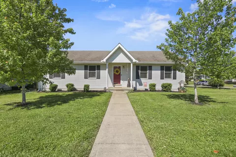 913 N Meadowhill Rd, Paris, KY 40361