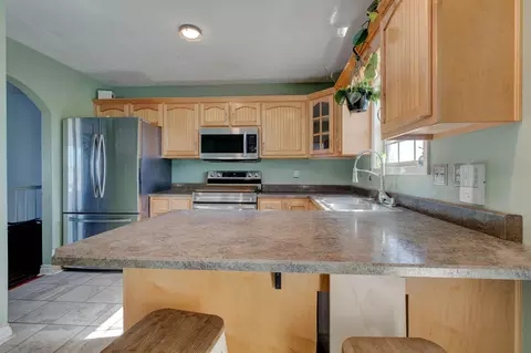 Kitchen - 2078 Jd Cir, Berea, KY 40403 photo 2 of 3