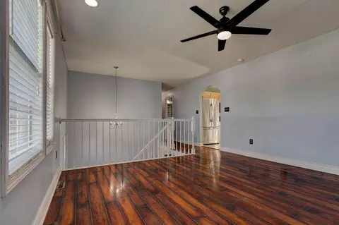 Living - 2078 Jd Cir, Berea, KY 40403 photo 2 of 3