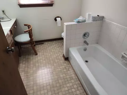 Bath - Undisclosed, Berea, KY 40403 photo 3 of 5
