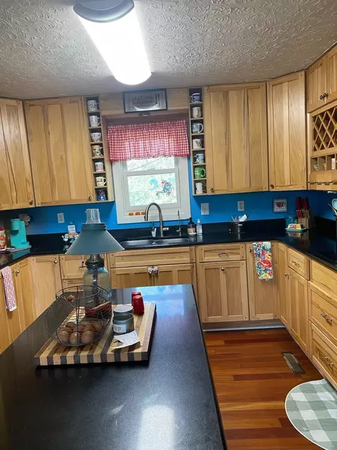Kitchen - 53 Mockingbird St, Lancaster, KY 40444 photo 3 of 7