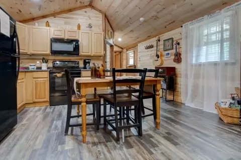 Dining - 3485 Pilot Rd, Stanton, KY 40380 photo 4 of 5