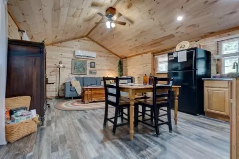 Dining - 3485 Pilot Rd, Stanton, KY 40380 photo 1 of 5