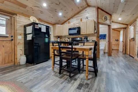 Dining - 3485 Pilot Rd, Stanton, KY 40380 photo 3 of 5