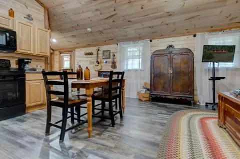Dining - 3485 Pilot Rd, Stanton, KY 40380 photo 5 of 5