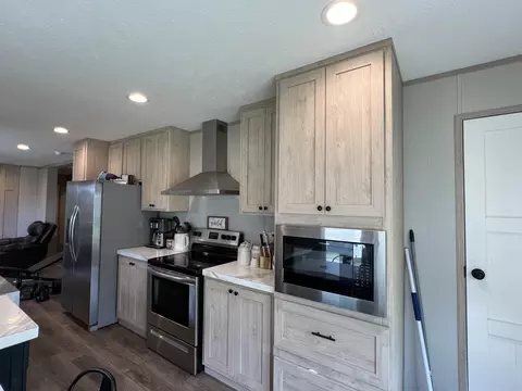 Kitchen - 31 Dean Ln, Gray, KY 40734 photo 2 of 3