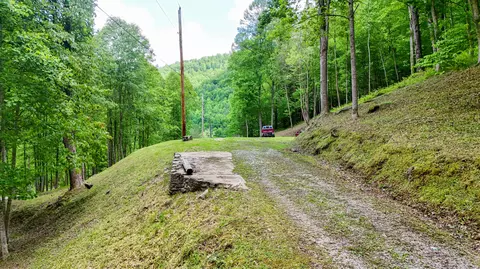 237 Sams Branch Rd, Warbranch, KY 40874
