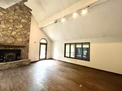 Living - 241 Brown Ct, Bledsoe, KY 40810 photo 3 of 9