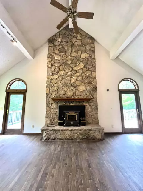 Living - 241 Brown Ct, Bledsoe, KY 40810 photo 4 of 9