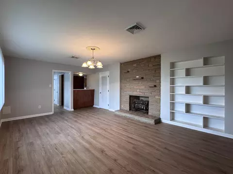 Living - 504 S Kentucky Ave, Corbin, KY 40701 photo 3 of 9