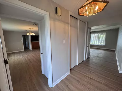 Entry Way - 504 S Kentucky Ave, Corbin, KY 40701 photo 4 of 6