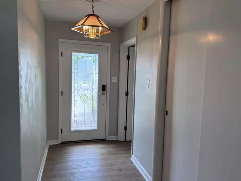 Entry Way - 504 S Kentucky Ave, Corbin, KY 40701 photo 2 of 6