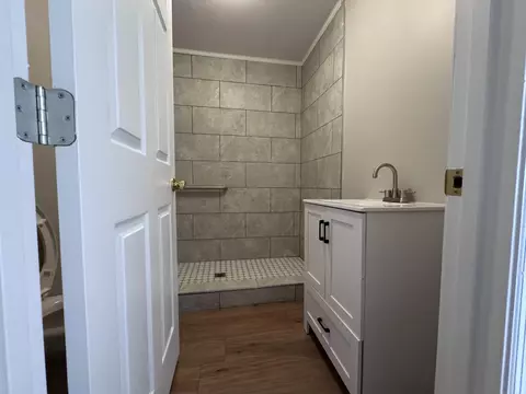 Bath - 504 S Kentucky Ave, Corbin, KY 40701 photo 3 of 6
