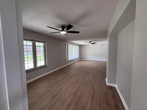 Living - 504 S Kentucky Ave, Corbin, KY 40701 photo 6 of 9