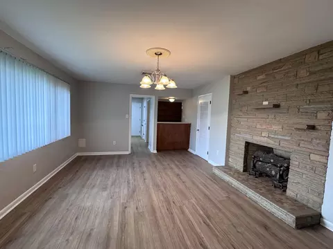 Living - 504 S Kentucky Ave, Corbin, KY 40701 photo 2 of 9