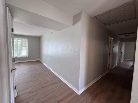 Entry Way - 504 S Kentucky Ave, Corbin, KY 40701 photo 6 of 6