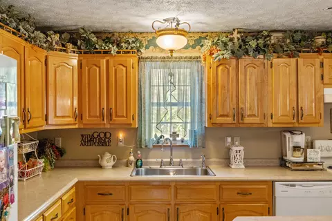 Kitchen - 340 Dean Rd, Mckee, KY 40447 photo 2 of 3