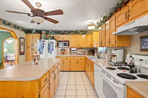 Kitchen - 340 Dean Rd, Mckee, KY 40447 photo 3 of 3