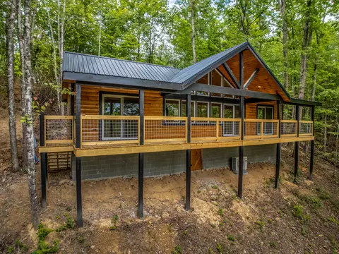 10 Birdsong Trl, Zoe, KY 41397