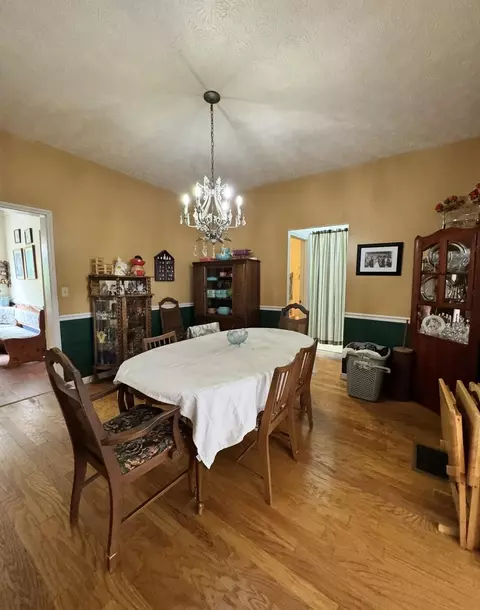 Dining - 736 E Lakeshore Dr, Burnside, KY 42519 photo 1 of 5