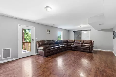 Living - 108 Bartlett Ct, Berea, KY 40403 photo 3 of 3