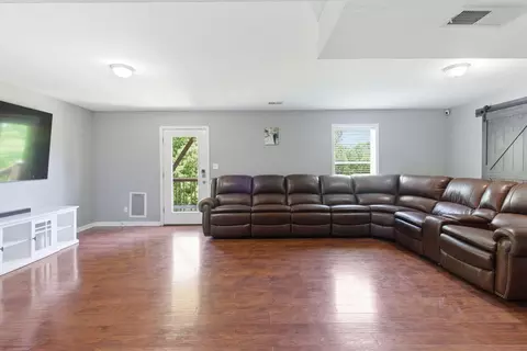 Living - 108 Bartlett Ct, Berea, KY 40403 photo 2 of 3