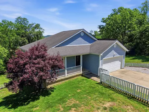 Exterior - 108 Bartlett Ct, Berea, KY 40403 photo 2 of 8