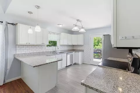 Kitchen - 108 Bartlett Ct, Berea, KY 40403 photo 2 of 5