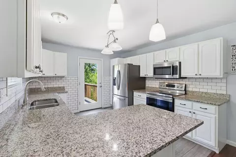 Kitchen - 108 Bartlett Ct, Berea, KY 40403 photo 3 of 5