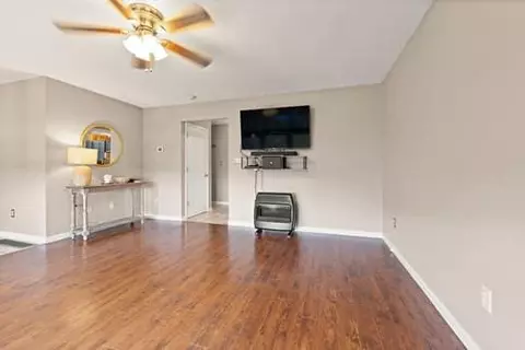 Living - 148 Saddlebrook Cir, Berea, KY 40403 photo 3 of 6