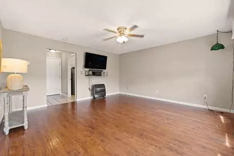 Living - 148 Saddlebrook Cir, Berea, KY 40403 photo 4 of 6