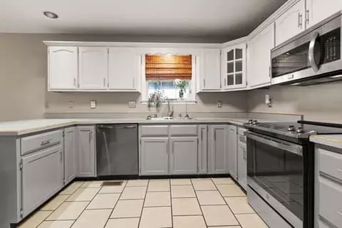 Kitchen - 148 Saddlebrook Cir, Berea, KY 40403 photo 2 of 3