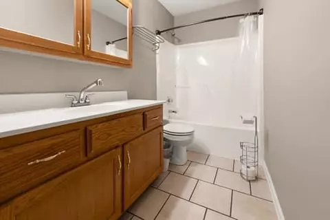 Bath - 148 Saddlebrook Cir, Berea, KY 40403 photo 1 of 5