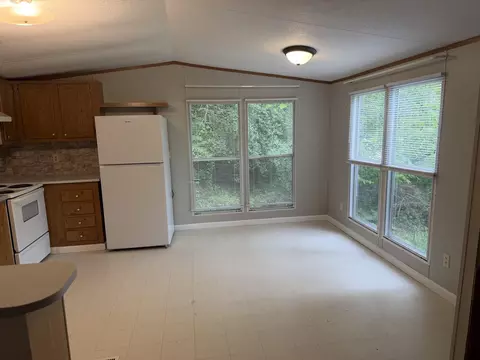Living - 1326 Bacon Creek Rd, Corbin, KY 40701 photo 3 of 4