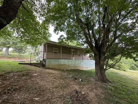 680 Round Mountain Rd, Irvine, KY 40336