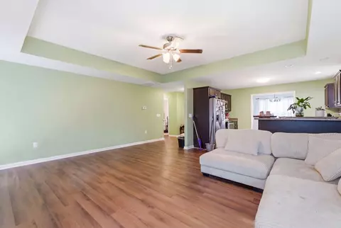 Living - 609 Northfork Dr, Berea, KY 40403 photo 2 of 3