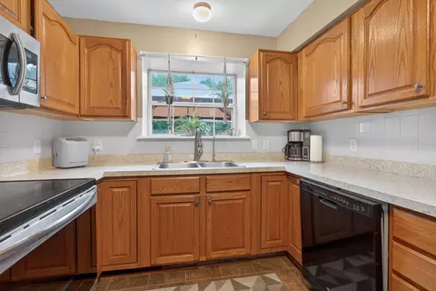 Kitchen - 216 Redding Rd, Georgetown, KY 40324 photo 2 of 2