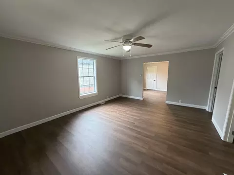 Living - 1003 Whitley Ave, Corbin, KY 40701 photo 2 of 3