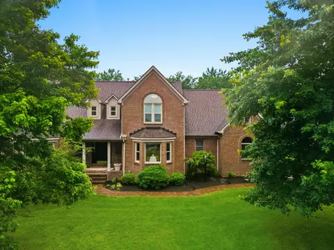 150 Club Ln, Versailles, KY 40383