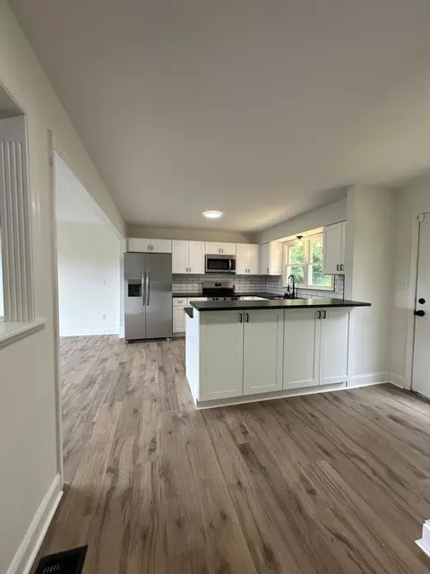 Kitchen - 626 E Barker Ln, Berea, KY 40403 photo 4 of 10