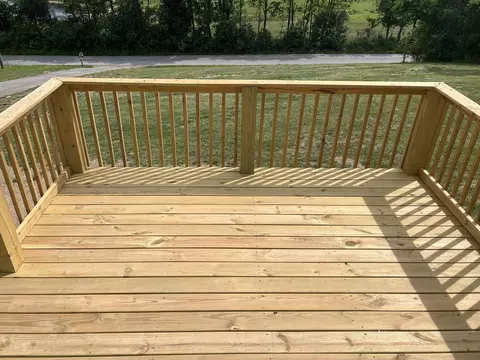 Exterior - 626 E Barker Ln, Berea, KY 40403 photo 3 of 5