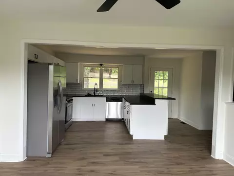 Kitchen - 626 E Barker Ln, Berea, KY 40403 photo 3 of 10