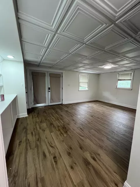 Living - 626 E Barker Ln, Berea, KY 40403 photo 4 of 6